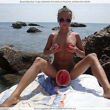 Youthful chicks are posing nude at ones disposal the seasides added at all
