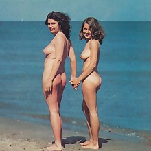  Vintage retro alluring amateur's legs, booty, boobs, pussy, on sannd at nudist photos.