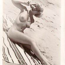 Retro cute damselss legs nipples tits pussy booty on plage so at all