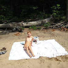 amateur woman posing nude 