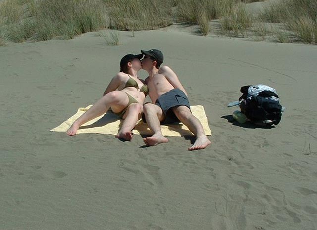 Amateurs Beach Bare  amateur couple shows their sexual intercourse  Picture 2