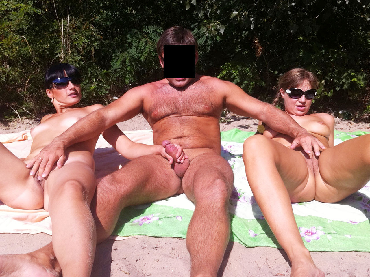 Amateurs Nude Hot triple action in public Photo 1