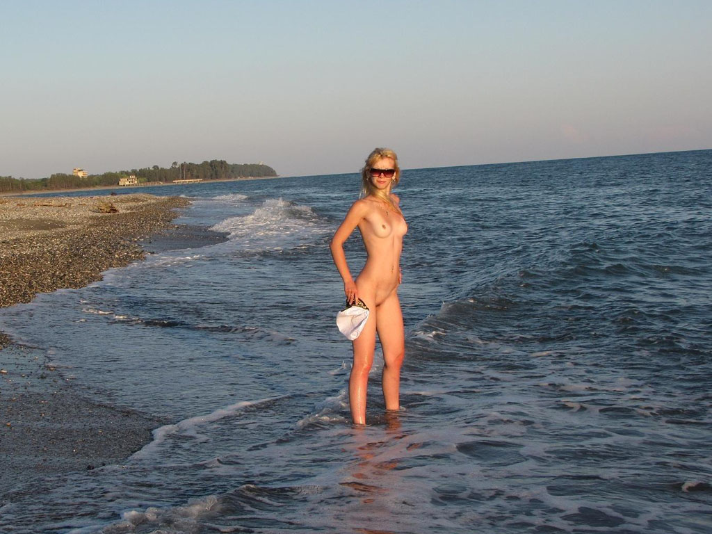 Amateurs Nude Exhibitionists beach paradise Picture 2