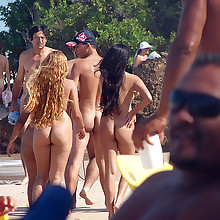  Sexy bare girls's pussy, pubis, tits, at plage..