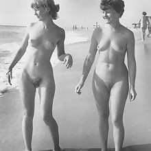  Vintage good-looking bare females's pubis, boobs, pussy, on plage..