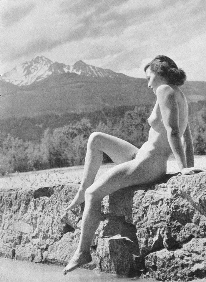 Vintage nudist  Vintage retro stripped ladies's legs, pussy,.. Photo 1
