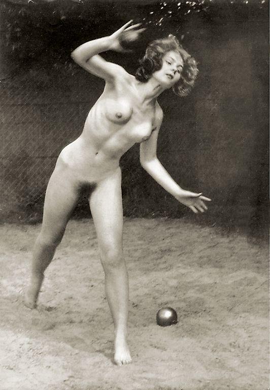 Vintage nudist  Retro vintage nice stripped damsels's pussy,.. Photo 1
