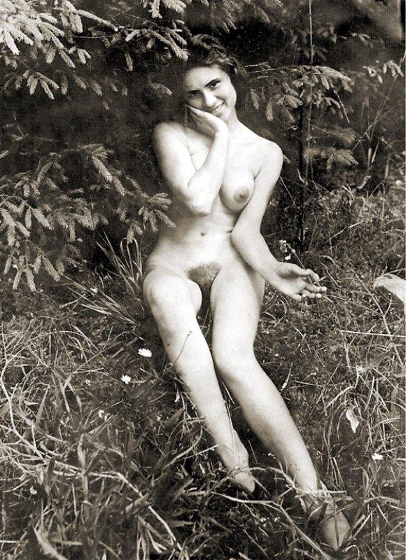 Vintage nudist  Vintage lovable females's faces, pubis, legs,.. Photo 1