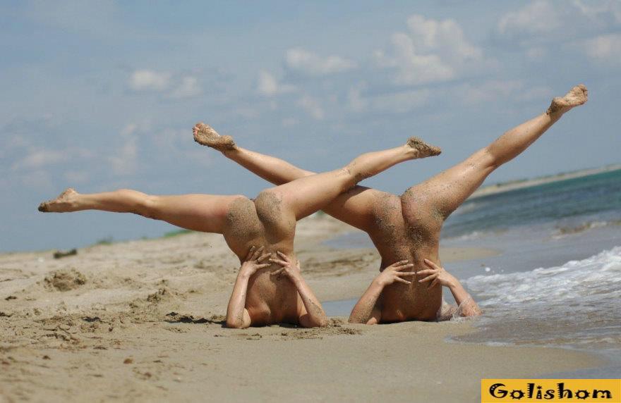 Nude Beaches Pics Girls gymnasts on the seashore photography 5