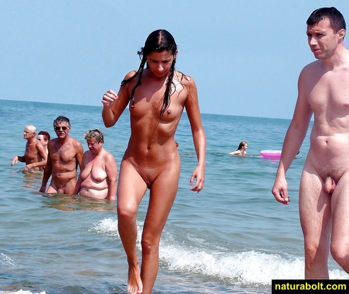 Amateurs Beach Bare  Couples Nudists bring to an end mewl change..  18