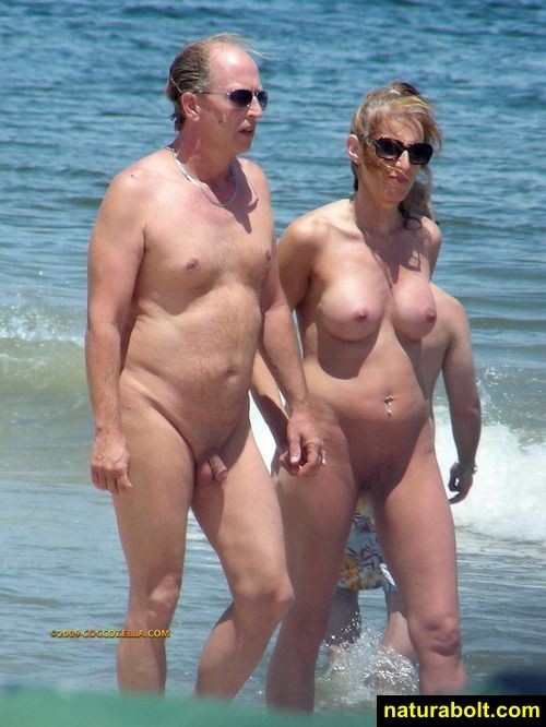 Amateurs Beach Bare  The couples on a Nudist lakeshore is without.. Entry 9