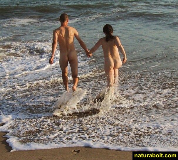 Amateurs Beach Bare  And again, romance on high a Naturist beach Picture 2