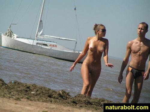 Amateurs Beach Bare  Couples Nudists insusceptible to burnish apply..  16