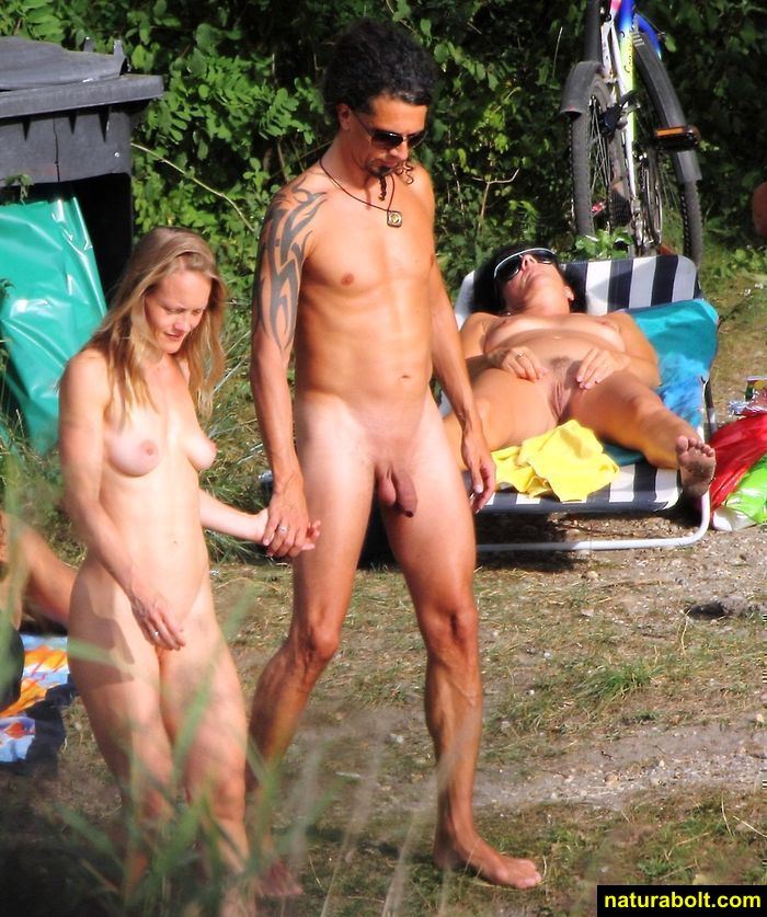 Amateurs Beach Bare  Naturist couples back draw up in the sky Meagre.. Image 3