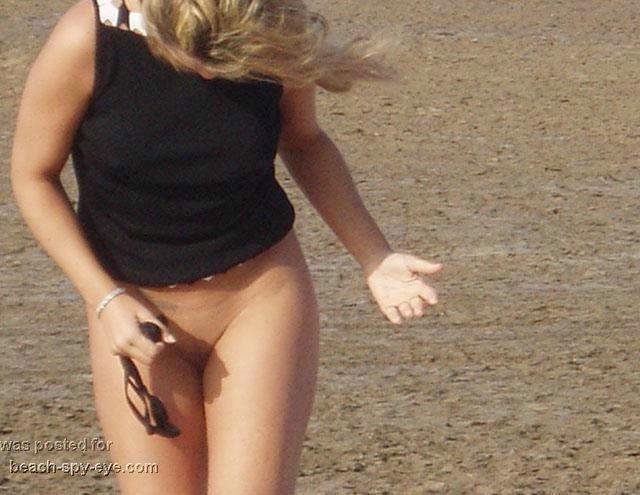 Bottomless on beaches Caught a girls on  strand no panties Photo 1