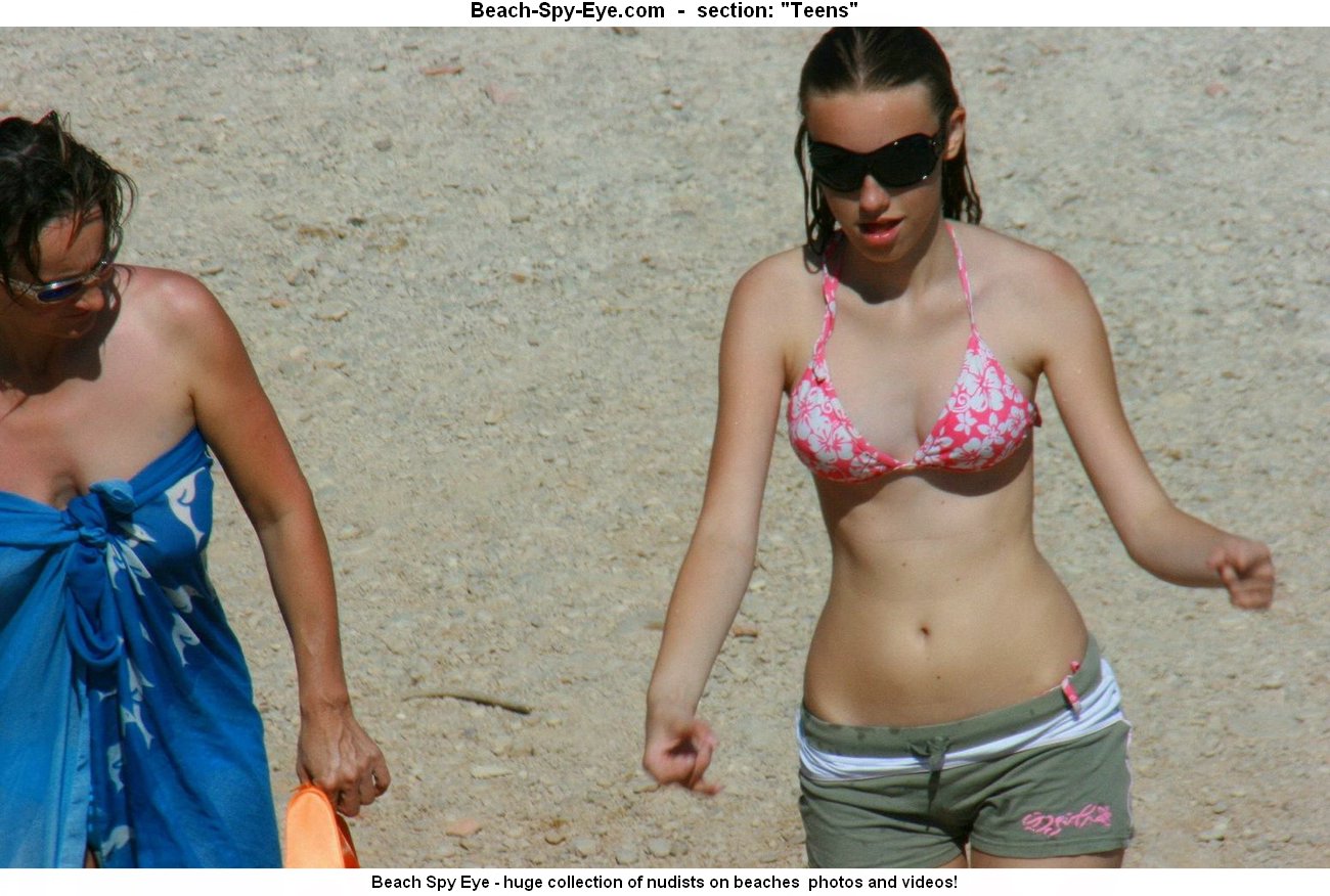 sexy teen amateurs shows vagina on the beach holidays